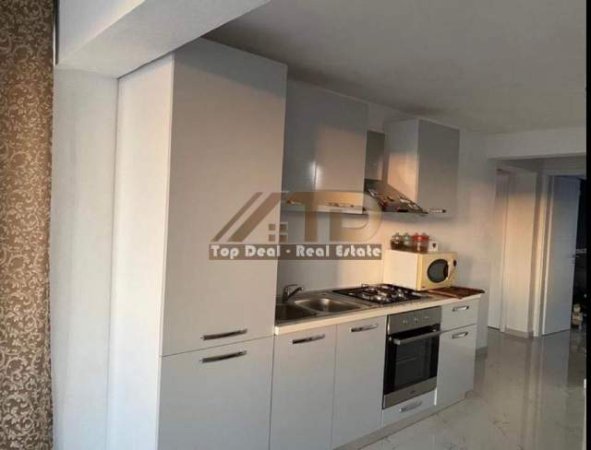 Tirane, jepet me qera Vile 3 Katshe Kati 3, 905 m² 1.000 Euro (Rruga Azem Galica)