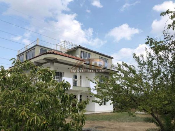 Tirane, jepet me qera Vile 3 Katshe Kati 3, 905 m² 1.000 Euro (Rruga Azem Galica)