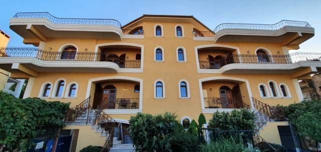 Tirane, jepet me qera Vile 4+1 Kati 4, 600 m² 1.200 Euro