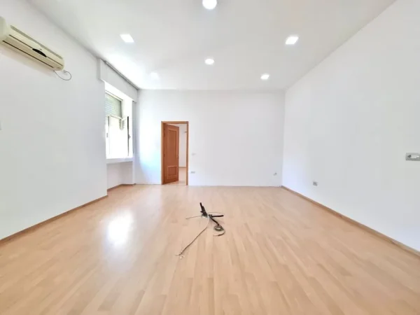 Me Qera: Zyre (280m2) 📍Blloku / Kullat Binjake | 5 Ambiente Pune + Kuzhine & 3wc