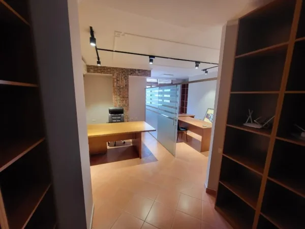 Tirane, jepet me qera zyre Kati 6, 70 m² 600 € (Qender, Tirane)