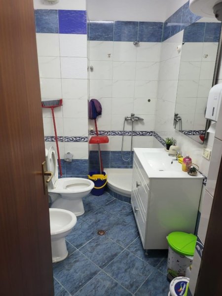 Tirane, jepet me qera zyre Kati 6, 70 m² 600 € (Qender, Tirane)