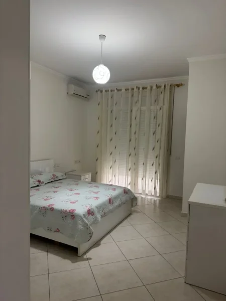 Tirane, jepet me qera apartament 2+1+Aneks+Ballkon Kati 2, 95 m² 500 € (2+1+2 kopshti botanik xhamia)