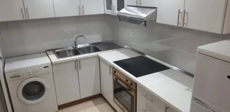 Shqiperi, jepet me qera apartament 1+1+Ballkon Kati 2, 60 m² 420 € (ish fusha e aviacionit , pallati i postes shqipetare)