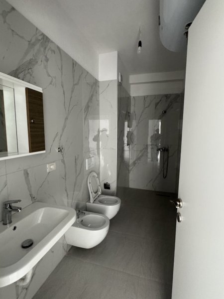 Tirane, jepet me qera apartament 1+1+Ballkon Kati 3, 80 m² 400 € ((Rruga Kahraman Yll, prane Tv Klan ,prane Uet , Porcelan)