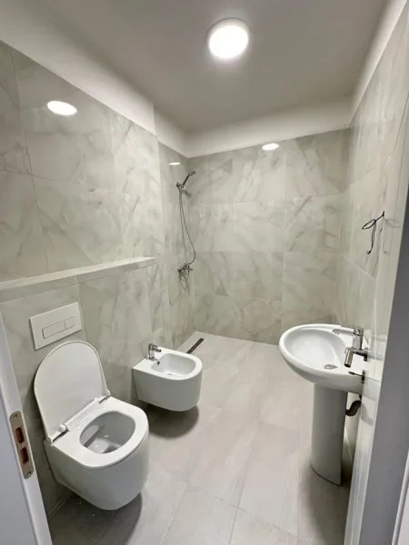 Tirane, jepet me qera apartament 2+1+Ballkon Kati 8, 100 m² 600 € (Astir Kompleksi Jolla)