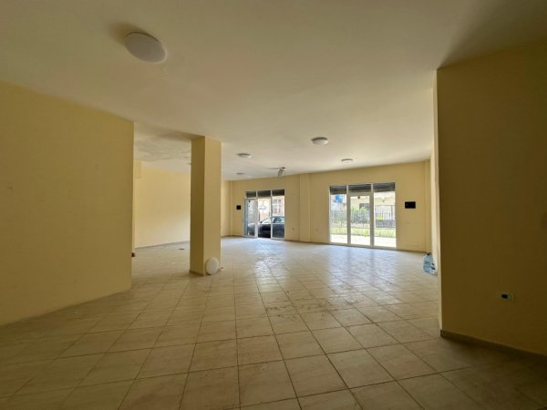 Tirane, jepet me qera ambjent biznesi Kati 0, 108 m² 900 € (Komuna e Parisit)