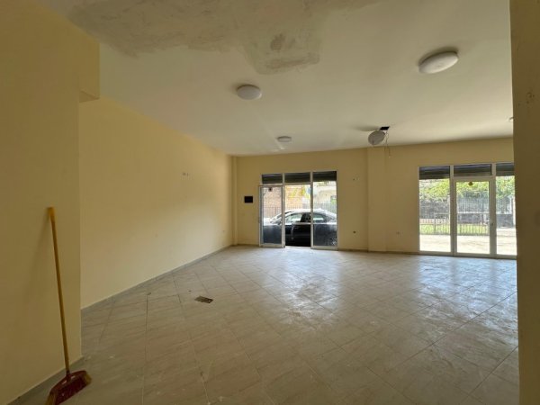 Tirane, jepet me qera ambjent biznesi Kati 0, 108 m² 900 € (Komuna e Parisit)
