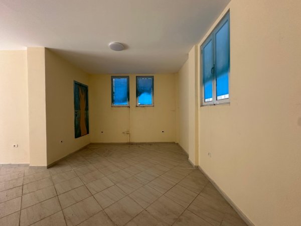 Tirane, jepet me qera ambjent biznesi Kati 0, 108 m² 900 € (Komuna e Parisit)