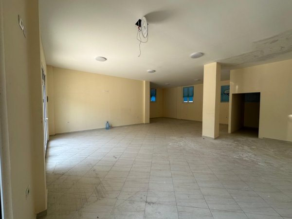Tirane, jepet me qera ambjent biznesi Kati 0, 108 m² 900 € (Komuna e Parisit)