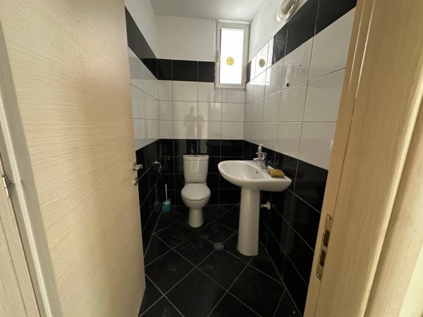 Tirane, jepet me qera ambjent biznesi Kati 0, 108 m² 900 € (Komuna e Parisit)