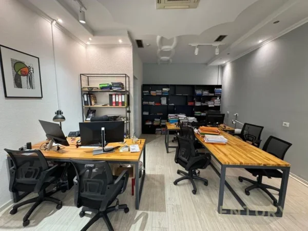 Tirane, shes zyre Kati 3, 94 m² 165.000 € (rruga e barrikadave)