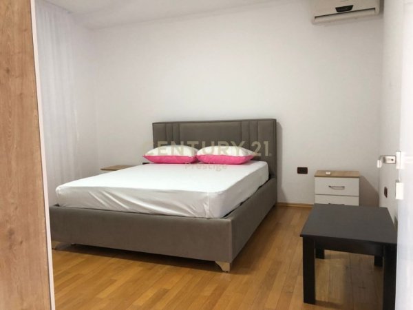 Tirane, jepet me qera apartament 2+1+Ballkon Kati 2, 120 m² 500 € 