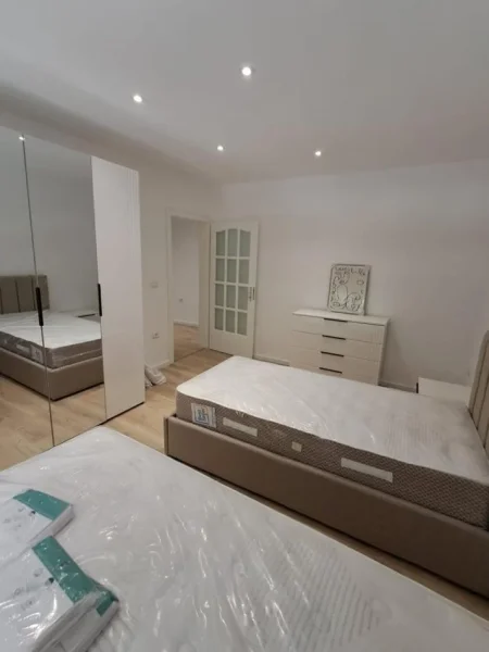 Tirane, jepet me qera apartament 2+1+Ballkon Kati 2, 650 € (Ali Dem)