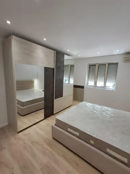 Tirane, jepet me qera apartament 2+1+Ballkon Kati 2, 650 € (Ali Dem)