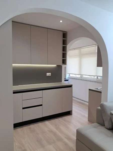 Tirane, jepet me qera apartament 2+1+Ballkon Kati 2, 650 € (Ali Dem)