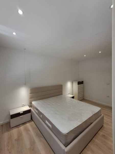 Tirane, jepet me qera apartament 2+1+Ballkon Kati 2, 650 € (Ali Dem)