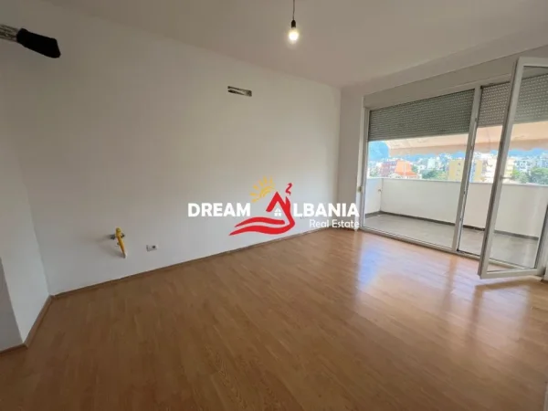 Tirane, jepet me qera zyre Kati 9, 70 m² 500 € (Ne zonen e 21 Dhjetorit - ID 42111405)