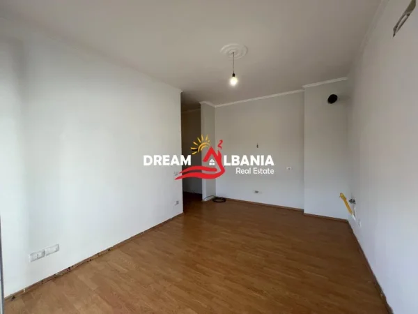 Tirane, jepet me qera zyre Kati 9, 70 m² 500 € (Ne zonen e 21 Dhjetorit - ID 42111405)