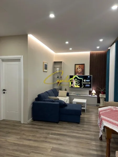 Tirane, jepet me qera apartament 1+1+Ballkon Kati 3, 60 m² 600 € (Pazari i Ri)
