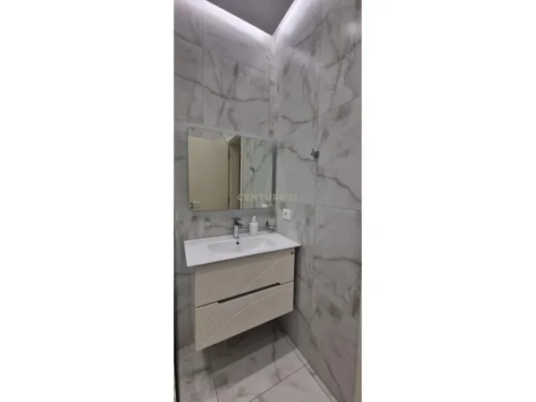 Tirane, jepet me qera apartament 1+1 Kati 5, 80 m² 700 € (Blloku)