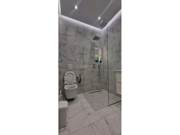 Tirane, jepet me qera apartament 1+1 Kati 5, 80 m² 700 € (Blloku)