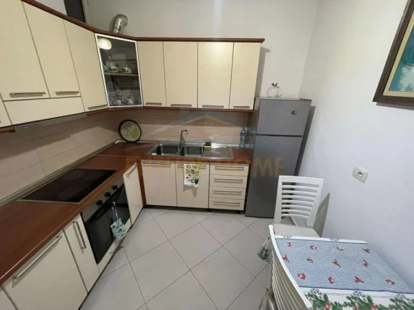 Tirane, jepet me qera apartament 2+1 Kati 7, 105 m² 650 € (UNAZA E RE)