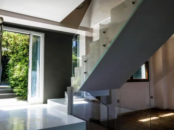 Tirane, shes Vile 4+1 Kati 0, 700 m² 1.650.000 € (long hill residence)