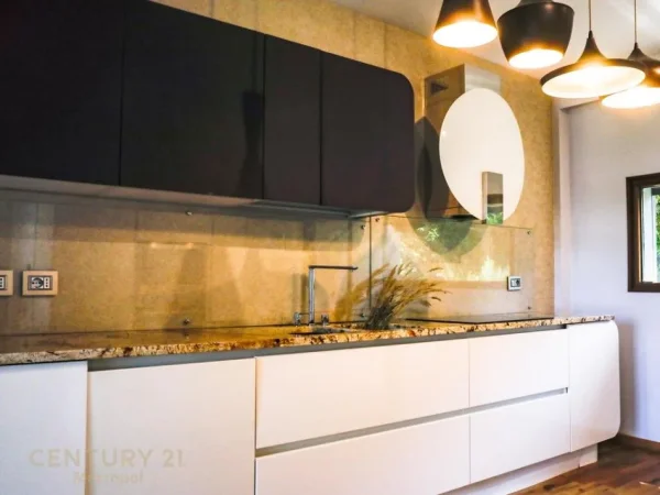 Tirane, shes Vile 4+1 Kati 0, 700 m² 1.650.000 € (long hill residence)