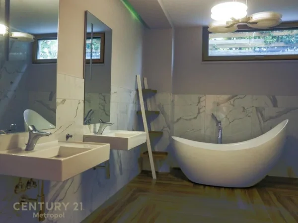 Tirane, shes Vile 4+1 Kati 0, 700 m² 1.650.000 € (long hill residence)