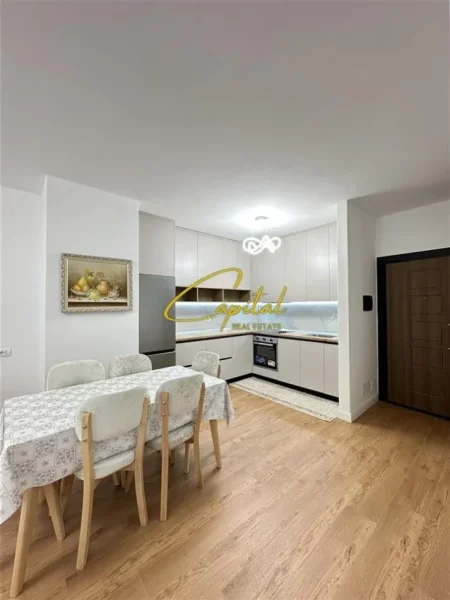 Tirane, jepet me qera apartament 2+1 Kati 1, 100 m² 650 € (SHKOLLA E BASHKUAR)