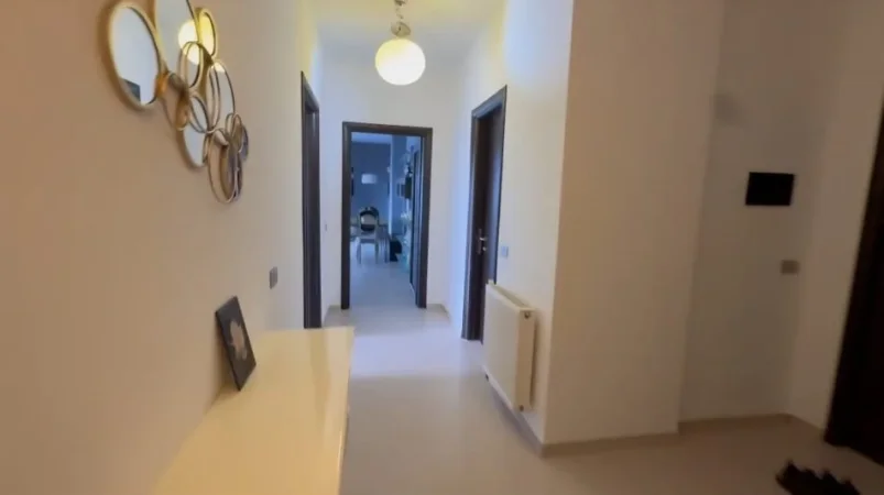 Tirane, jap me qera apartament 2+1+Ballkon Kati 7, 100 m² 800 € (Komuna e Parisit, Kompleksi Kika 1)