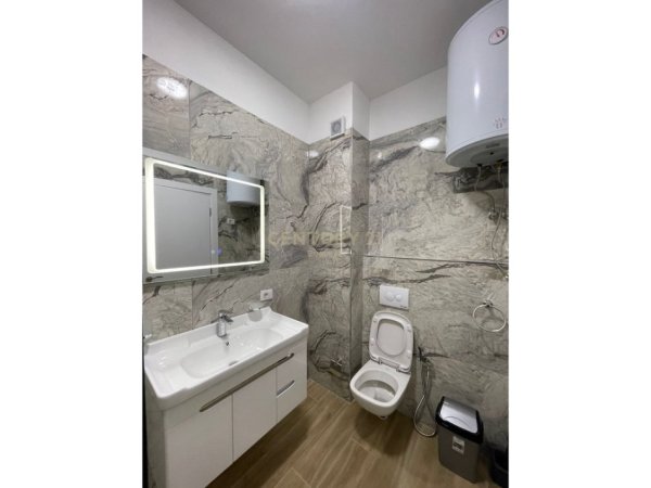 Tirane, jepet me qera apartament 2+1 Kati 7, 94 m² 650 € (Rr. Feizi Hizmo)
