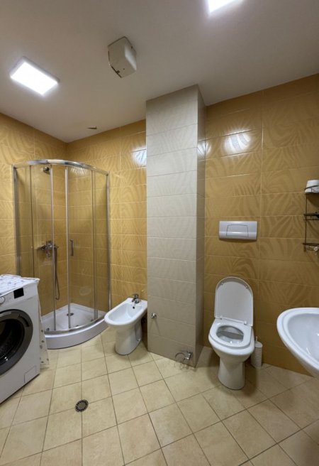 Tirane, jepet me qera apartament 3+1+Ballkon Kati 4, 127 m² 1.000 € (Farmacia 10, Rr.e Dibres)