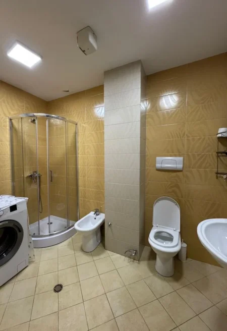 Tirane, jepet me qera apartament 3+1+Ballkon Kati 4, 127 m² 1.000 € (Farmacia 10, Rr.e Dibres)