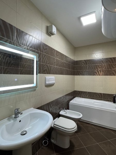 Tirane, jepet me qera apartament 3+1+Ballkon Kati 4, 127 m² 1.000 € (Farmacia 10, Rr.e Dibres)