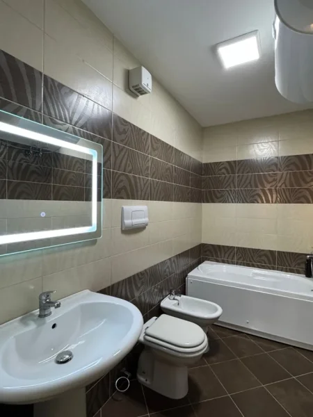 Tirane, jepet me qera apartament 3+1+Ballkon Kati 4, 127 m² 1.000 € (Farmacia 10, Rr.e Dibres)
