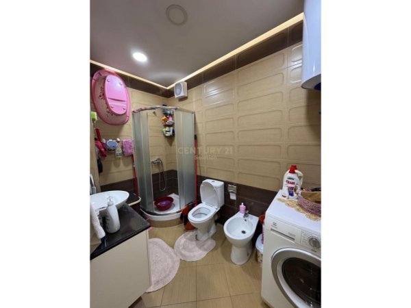 Tirane, jepet me qera apartament 2+1 Kati 5, 91 m² 550 € (Rr. Idriz Guri)