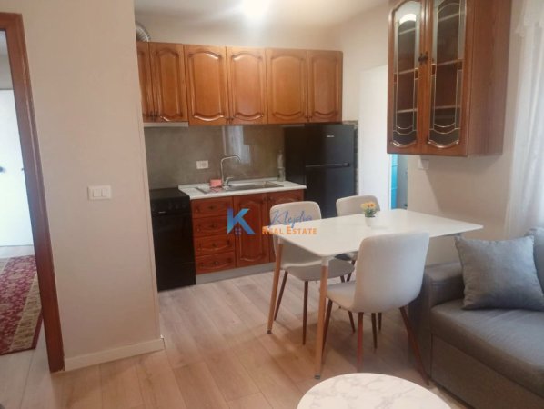 Tirane, jap me qera apartament 1+1+Ballkon Kati 3, 50 m² (Rruga e Elbasanit, pas Ambasades Amerikane)