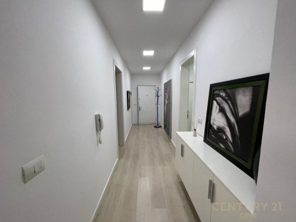 Tirane, jepet me qera apartament 1+1 Kati 7, 70 m² 650 € (Rr. Sami Frasheri)