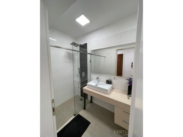 Tirane, jepet me qera apartament 1+1 Kati 7, 70 m² 650 € (Rr. Sami Frasheri)