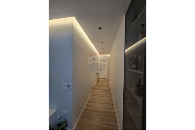 Tirane, jepet me qera apartament 2+1 , 110 m² 800 € (porcelan)