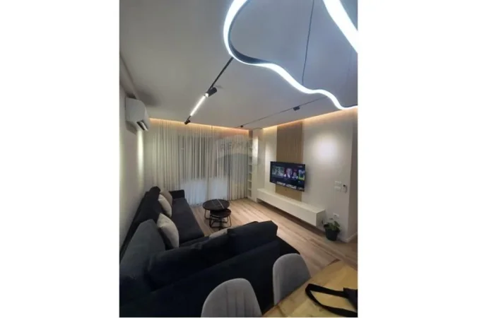 Tirane, jepet me qera apartament 2+1 , 110 m² 800 € (porcelan)