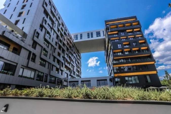 Tirane, jepet me qera ambjent biznesi Kati 4, 100 m² 950 € (Square 21)