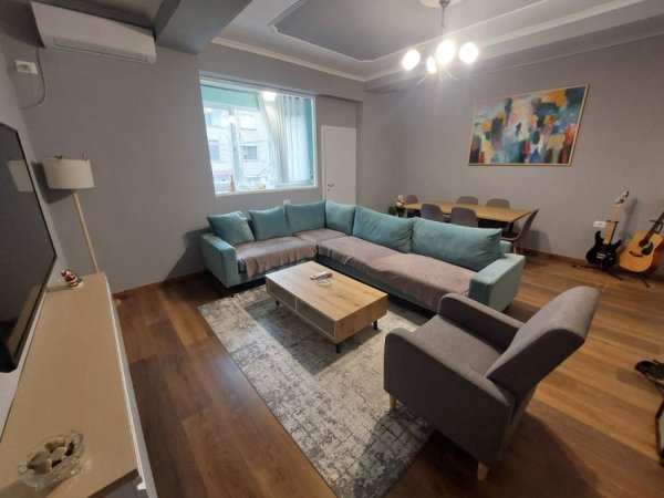 Tirane, jepet me qera Vile 3 Katshe , 210 m² 1.200 € (shkolla e baletit)