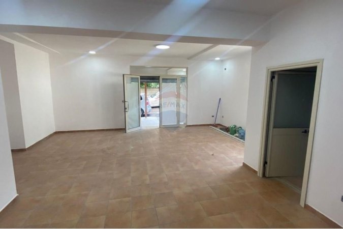 Tirane, jepet me qera dyqan , 80 m² 500 € (Irfan Tomini)