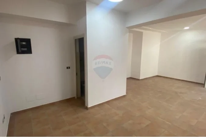 Tirane, jepet me qera dyqan , 80 m² 500 € (Irfan Tomini)