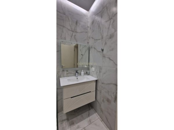 Tirane, jepet me qera apartament 2+1 Kati 5, 90 m² 800 € (Bllok)