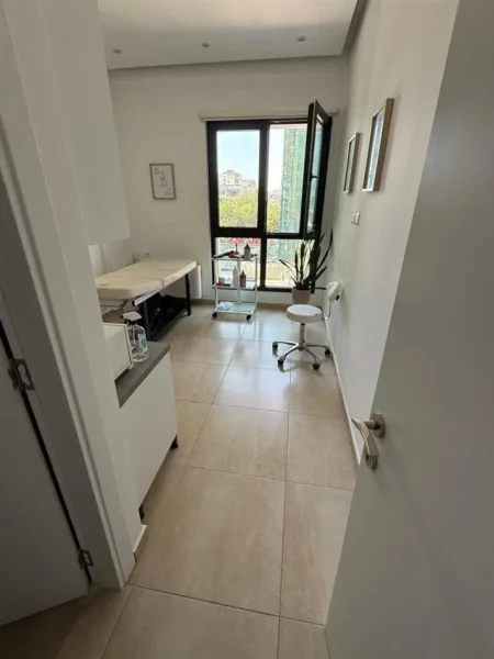 Tirane, jepet me qera ambjent biznesi Kati 4, 100 m² 950 € (Square 21)