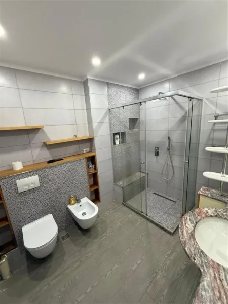 Tirane, jepet me qera ambjent biznesi Kati 3, 150 m² (Bllok)